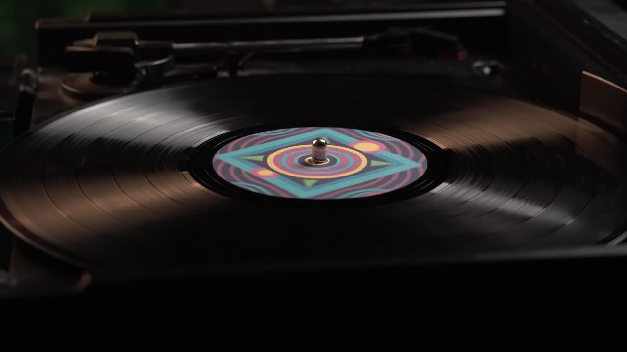 Automatisk stop af afspilning af vinylplader på en vintage pladespiller, tæt på