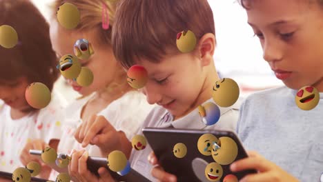 iconos de emoji con niños de escuela usando tabletas en el fondo 4k