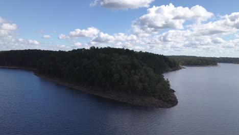 árboles-Altos-En-Una-Península-Del-Lago