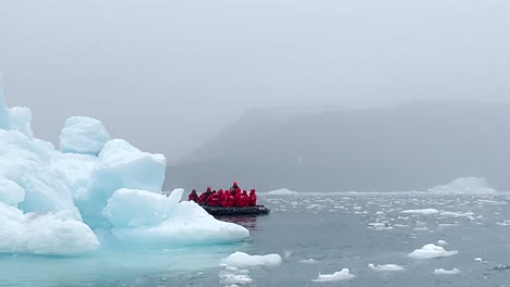 zodiac cerca de un iceberg en los fiordos de groenlandia