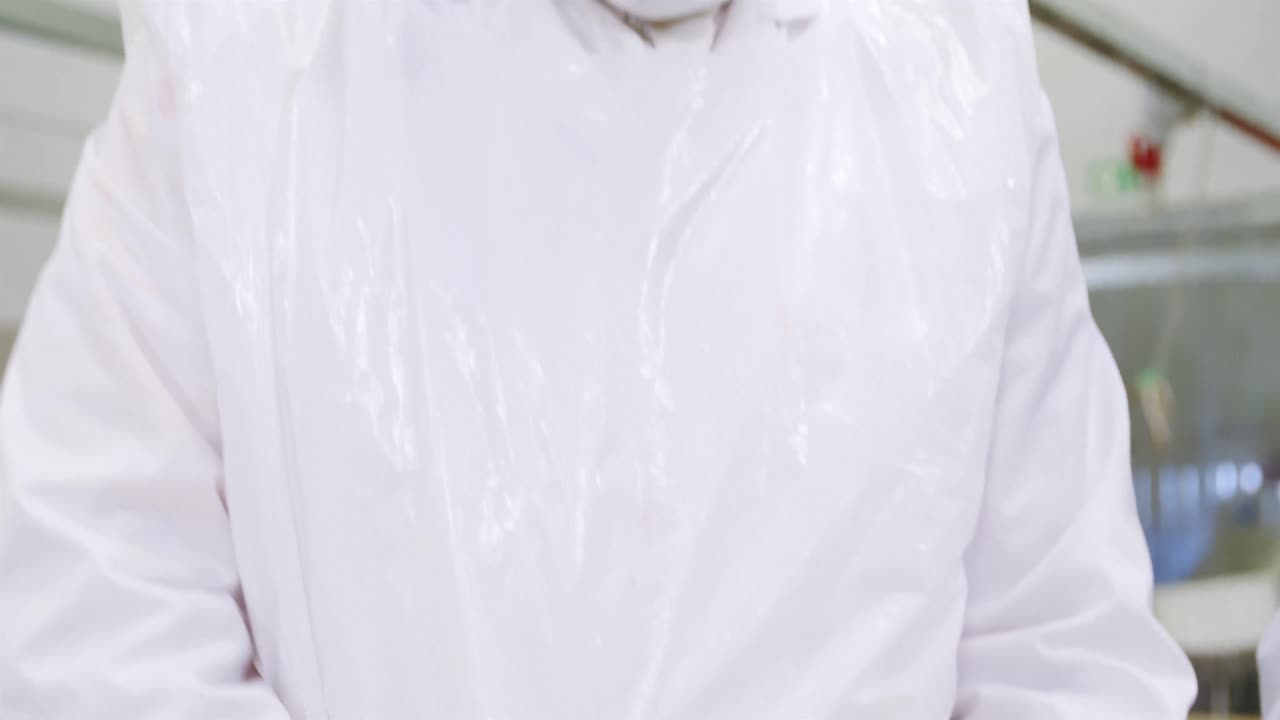 carnicero que corta carne cruda