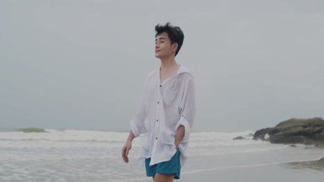 해변에 있는 남자