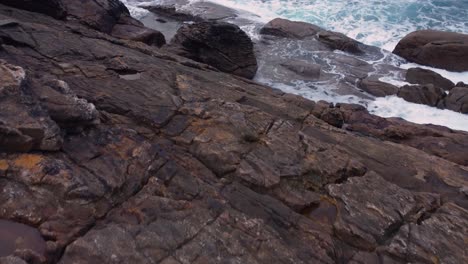 Felsiges-Ufer-Mit-Schaumigen-Wellen,-Die-Am-Strand-Von-Arteixo-In-La-Coruña,-Galicien,-Spanien,-Zusammenbrechen