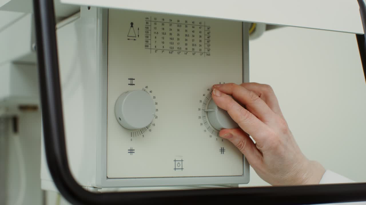 스레이 기계 컨트롤을 조정합니다.