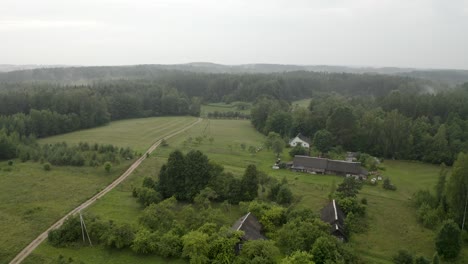 Vuelo-De-Drones-Sobre-Una-Carretera-Rural-Y-Una-Granja