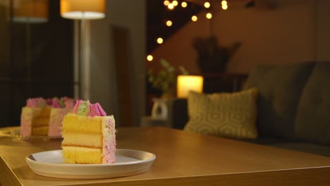 una rebanada de pastel de celebración de la fiesta para el cumpleaños decorado con glaseado en la mesa en casa