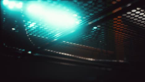 bajo el suelo de alambre en la nave espacial