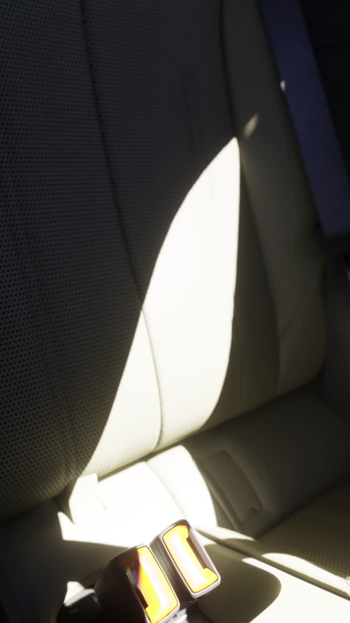 Interior de un asiento trasero de coche con un diseño y materiales modernos