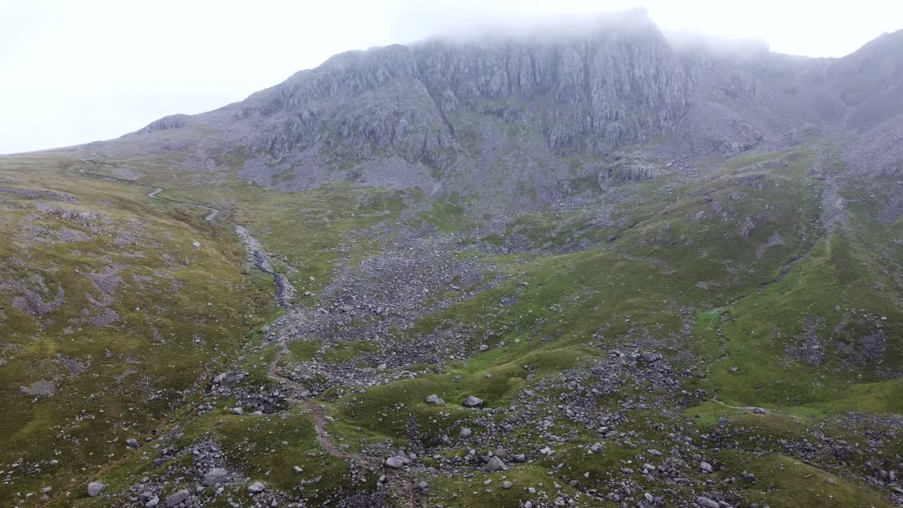 scafell 정상까지 하이킹하는 동안 봉우리에 닿는 낮은 안개
