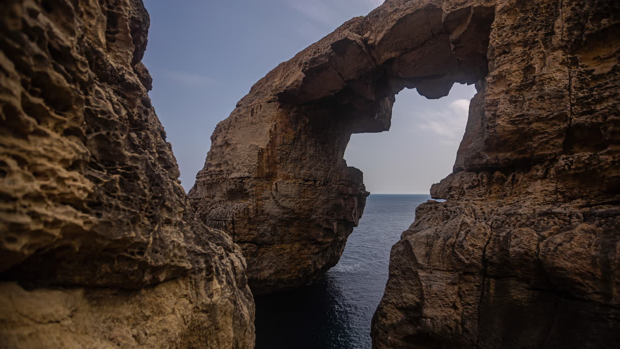 la ventana azul en la isla de gozo - maravilla de la naturaleza mediterránea en la hermosa malta