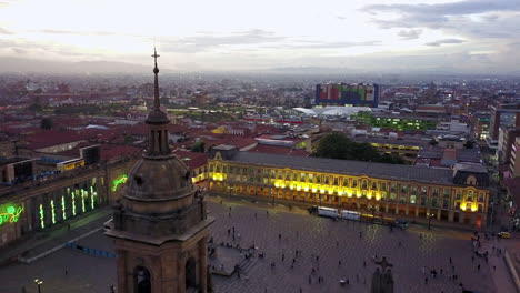 Bonito-Atardecer-Toma-Aérea-Sobre-El-Centro-De-Bogotá,-Colombia