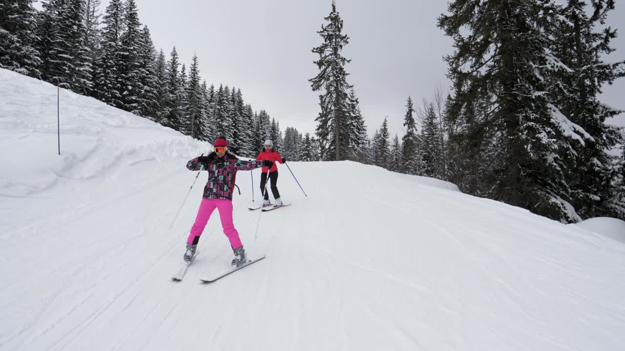 лыжники весело катаются на лыжах вниз по горе зимой
