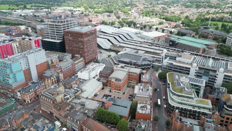 Wohnungen-In-Der-Nähe-Des-Bahnhofs-Reading,-Großbritannien-Drohne,-Antenne