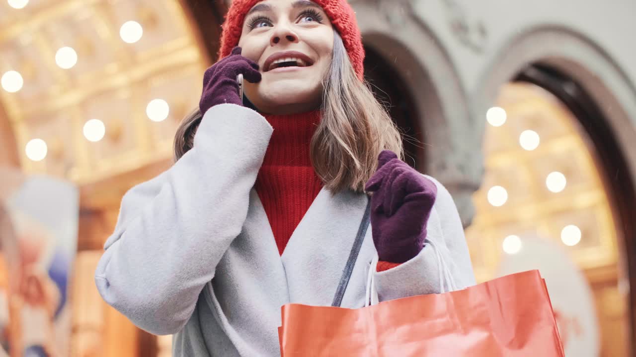 그녀가  ⁇  것 에 대해 이야기 하는 흥분 된 여자