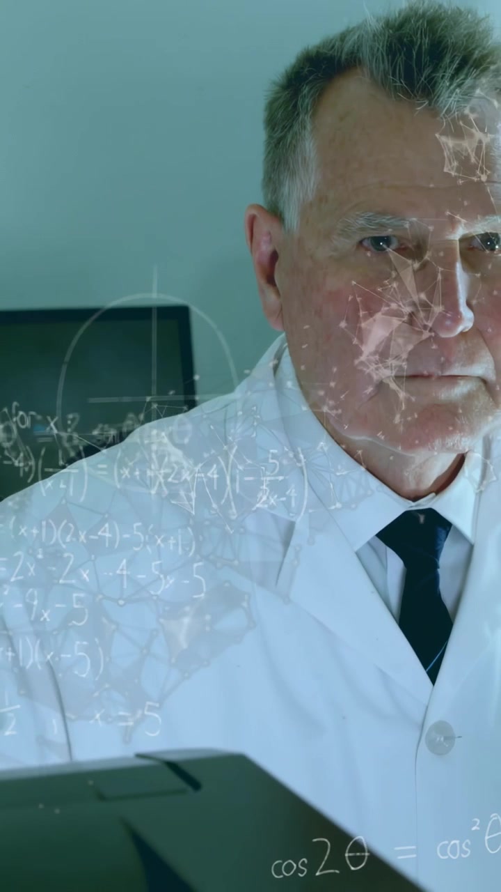 Individuazione di un documento, scienziato in camice che abbassa lo sguardo, sovrapposizione matematica che cresce, telecamera che si sposta, che analizza.