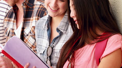 amigos hipsters con cuadernos