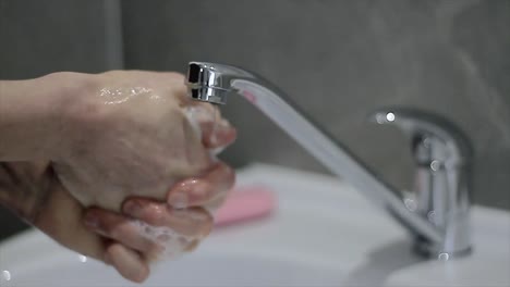 lavarse las manos con agua y jabón brote de pandemia de coronavirus covid-19 material de archivo de video