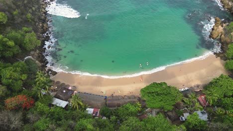 Mirada-De-Drone,-Vista-Aérea-De-Aguas-Turquesas-De-La-Playa-Carrizalillo-Desde-Arriba