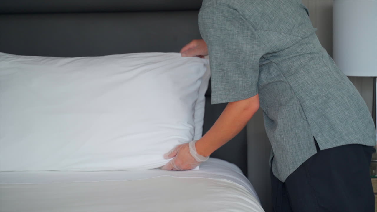 메이드는 호텔 방의 모든 것을 닦고 청소하여 정확하고 세심하게 호텔 방을 정리하면서 효율적으로 작업을 수행합니다.