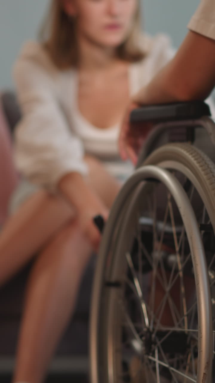 una mujer cariñosa mueve una silla de ruedas con su novia paralizada después de una cirugía de columna vertebral. una mujer muestra amor y apoyo a su pareja con discapacidad de cerca