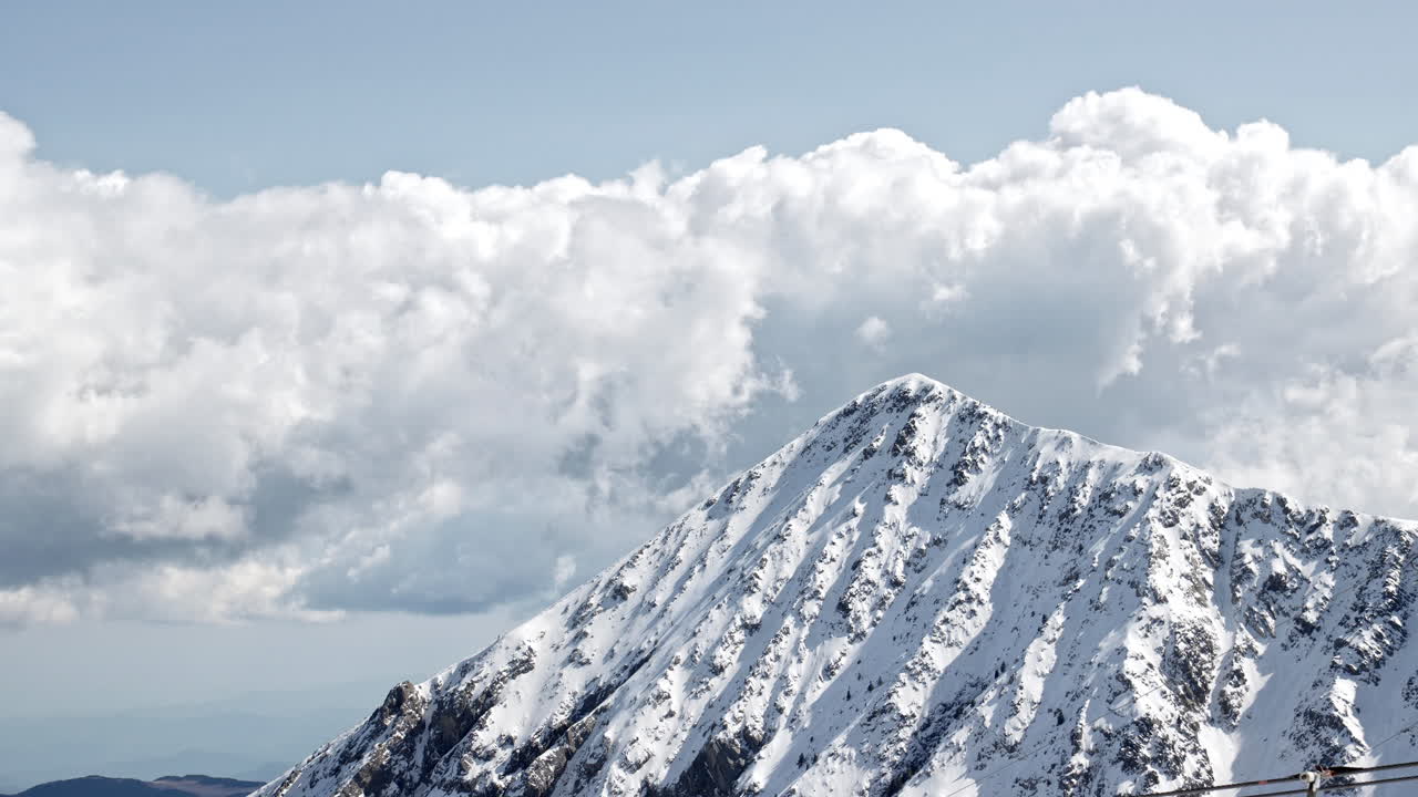 산의 시간 경과와 뒤에서 오는 구름에 대한 바람의 영향