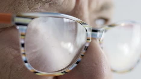 mujer caucásica mayor retrato de gafas de primer plano