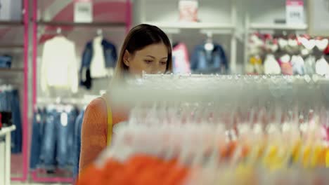 Hübsches-Langhaariges-Mädchen-In-Orangefarbener-Bluse-Wählt