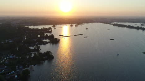 reflejo de la luz del sol brillante en el paisaje acuático del lago en gouda, reeuwijkse plassen, países bajos