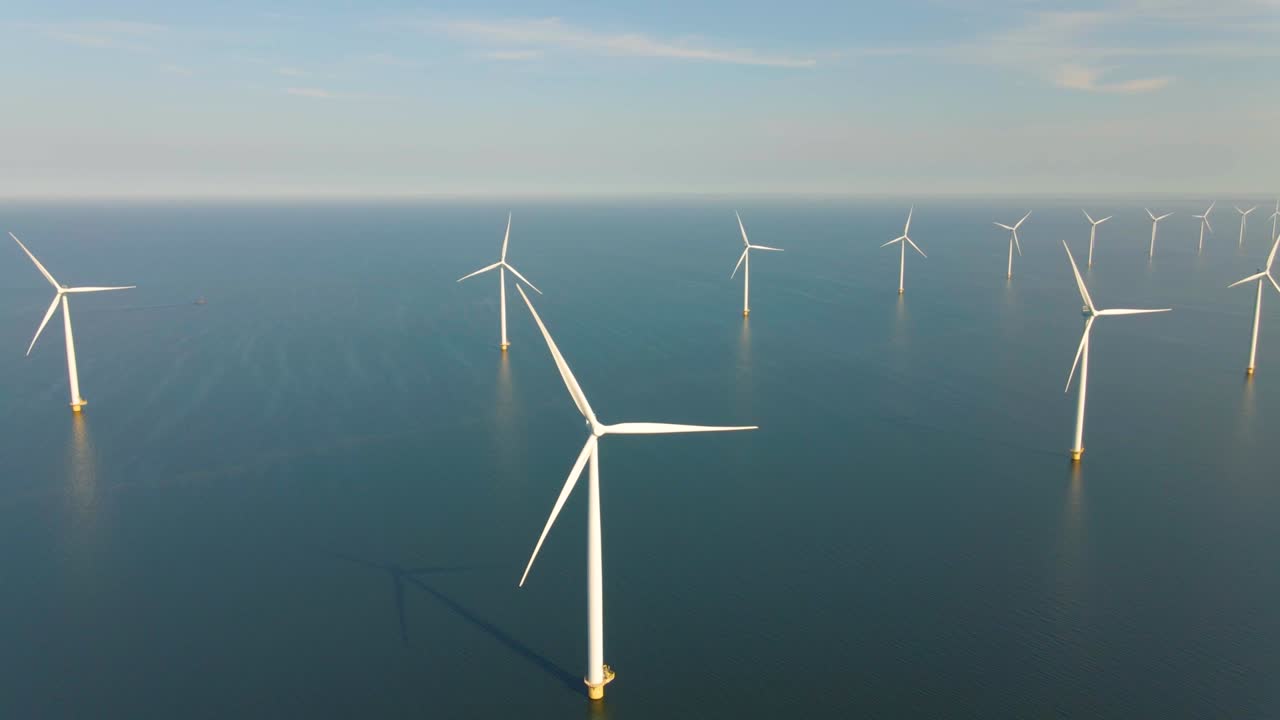 거대한 풍차 터빈, 바다에 있는 해상 풍차 농장, 웨스터메어 풍차 공원, 아름다운 밝은 날에 바다에서 고립된 풍차, 네덜란드, 플레볼랜드, 노르도오스트폴더