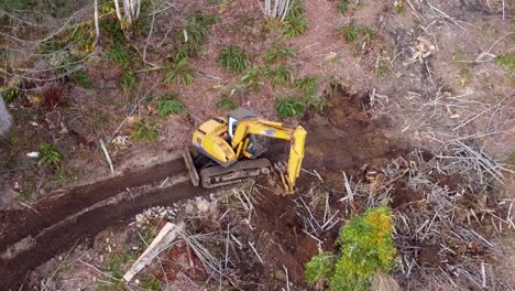 vista aérea de la excavadora haciendo un camino