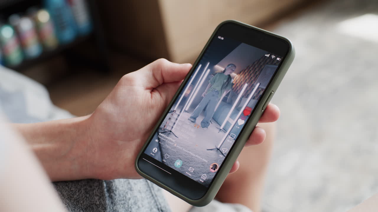 persona viendo un video de baile de tiktok