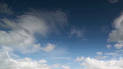 Ein-Himmel-Mit-Vorbeiziehenden-Wolken