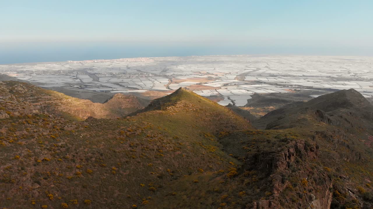 스페인 남부의 알메리아 인근 산과 온실을 배경으로 공중 촬영