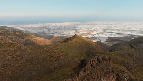 las montañas cerca de almería en el sur de españa con al fondo los invernaderos, tiro aéreo