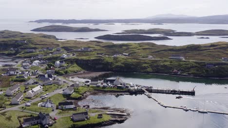 Toma-Aérea-Que-Rodea-El-Pueblo-En-La-Isla-De-Scalpay,-Una-Isla-Cerca-De-Las-Islas-De-Harris-Y-Lewis-En-Las-Hébridas-Exteriores-De-Escocia.