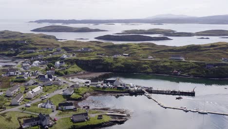foto aérea que rodea el pueblo en la isla de scalpay, una isla cerca de las islas de harris y lewis en las hébridas exteriores de escocia