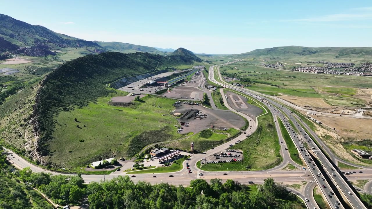 Bandimere Speedway, Denver la ciudad a una milla de altura, Morrison, Golden, Red Rocks, mediados de verano, coches verdes, c470 I70.