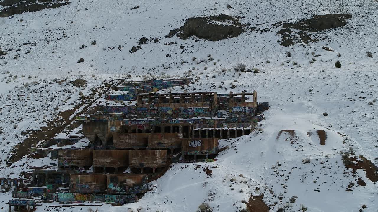 1920년 유타 주 제놀라 남쪽 끝에 산비탈에 지어진 오래된 양철 공장은 1921년부터 1925년까지 금, 은, 구리 및 납을 가공했습니다.