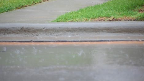 暴風雨期間,街道上湧出水