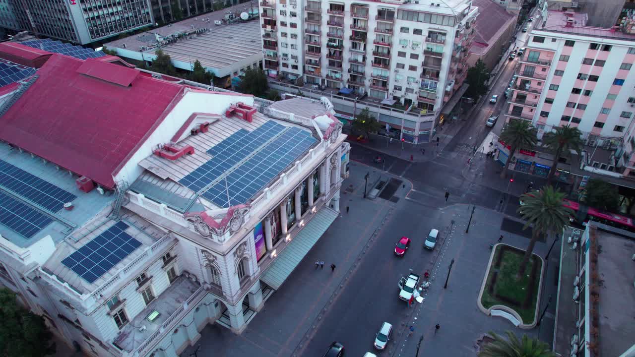 drone flyover fachada del teatro municipal de santiago, la ópera nacional en chile