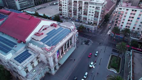 Drone-Sobrevuela-La-Fachada-Del-Teatro-Municipal-De-Santiago,-La-Opera-Nacional-En-Chile