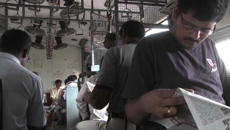 pasajeros que viajan en un tren