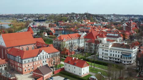 iglesia y casas en el casco antiguo de la ciudad de kaunas en lituania