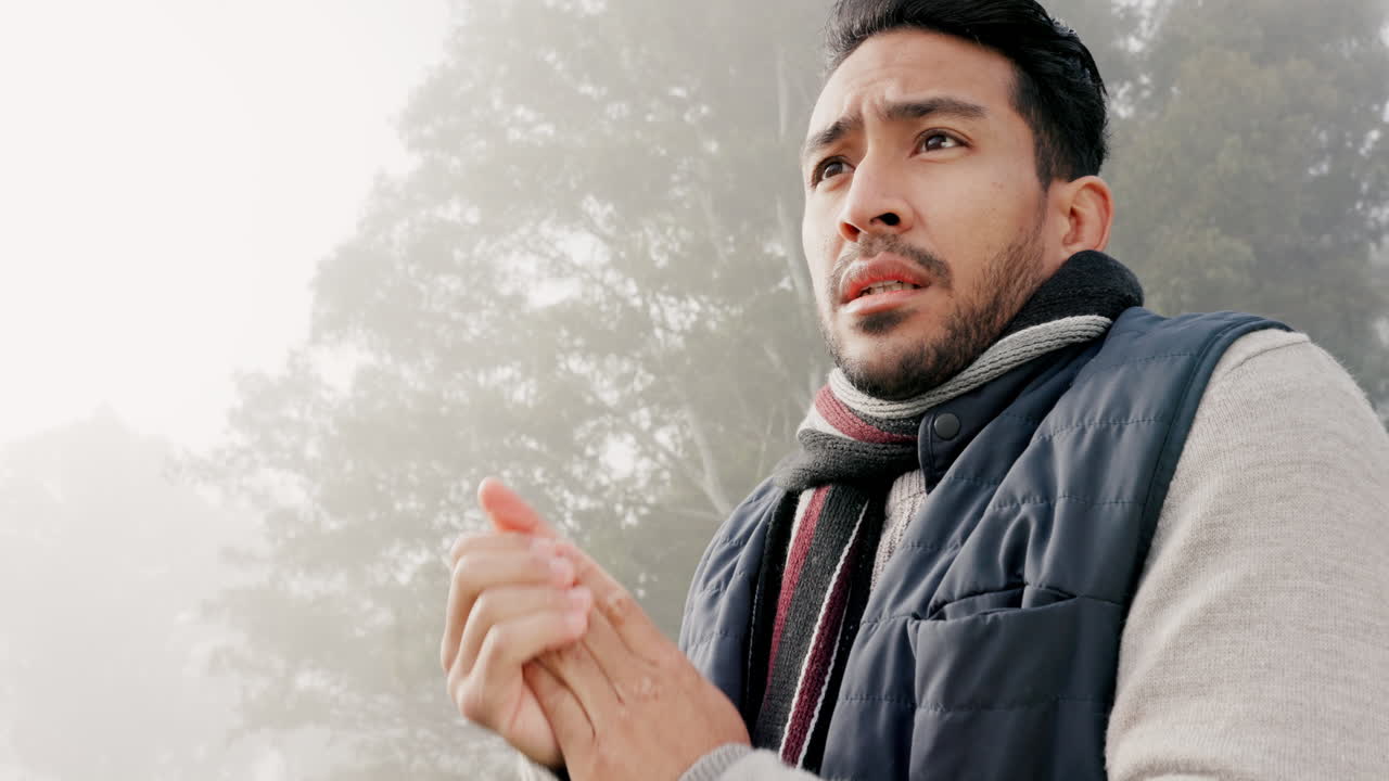 남자, 겨울과 안개와 함께 숲에서 손을 문지르고