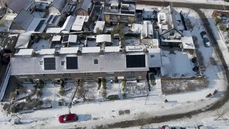 Plumín-Aéreo-Abajo-De-Paneles-Solares-De-Tejados-Cubiertos-De-Nieve