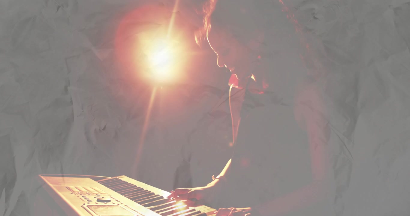 Musicista feminina tocando teclado em estúdio de música, com holofote intenso e ajustando a postura