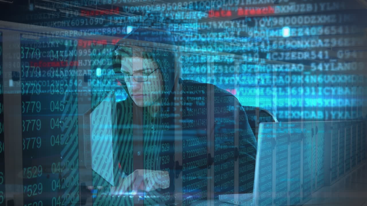Animasjon av sikkerhetsvarseltekst på nett over hacker i hettegenser som bruker bærbar PC