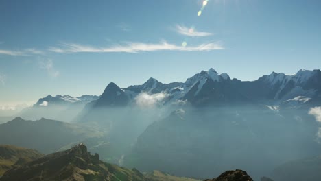 el arroyo glacial con los picos breithorn y wetterlucke en el valle de hineres lauterbrunnental