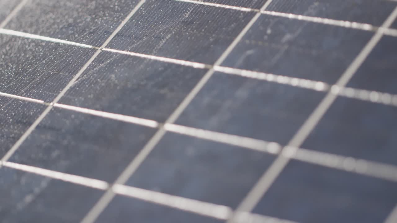 ⁇ 색 선으로 태양 전지 패널의 클로즈업 비디오