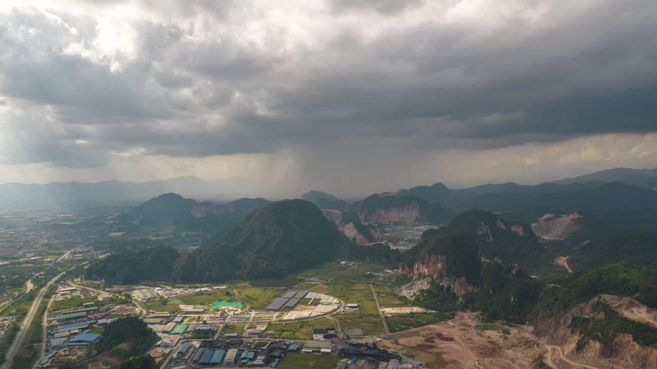 무거운 구름과 함께 심판 푸라이의 파노라마 뷰, 페라크, 말레이시아